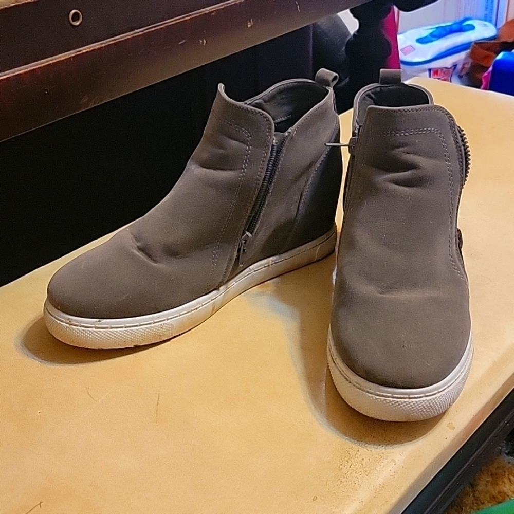 Hardly worn sz 10 Outwoods Grey suede tennis shoe wedges